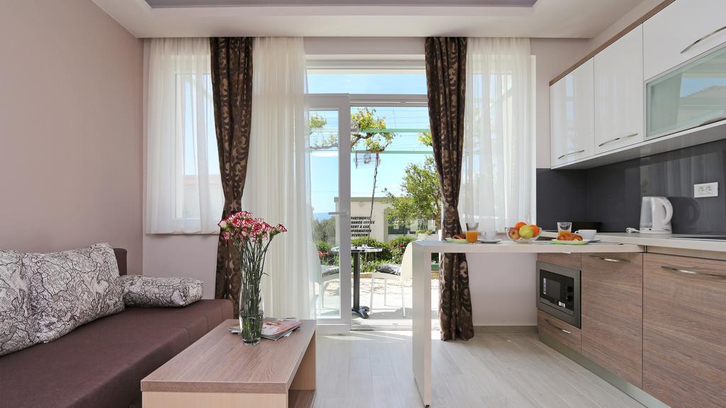 Apartments Hermes Tučepi エクステリア 写真